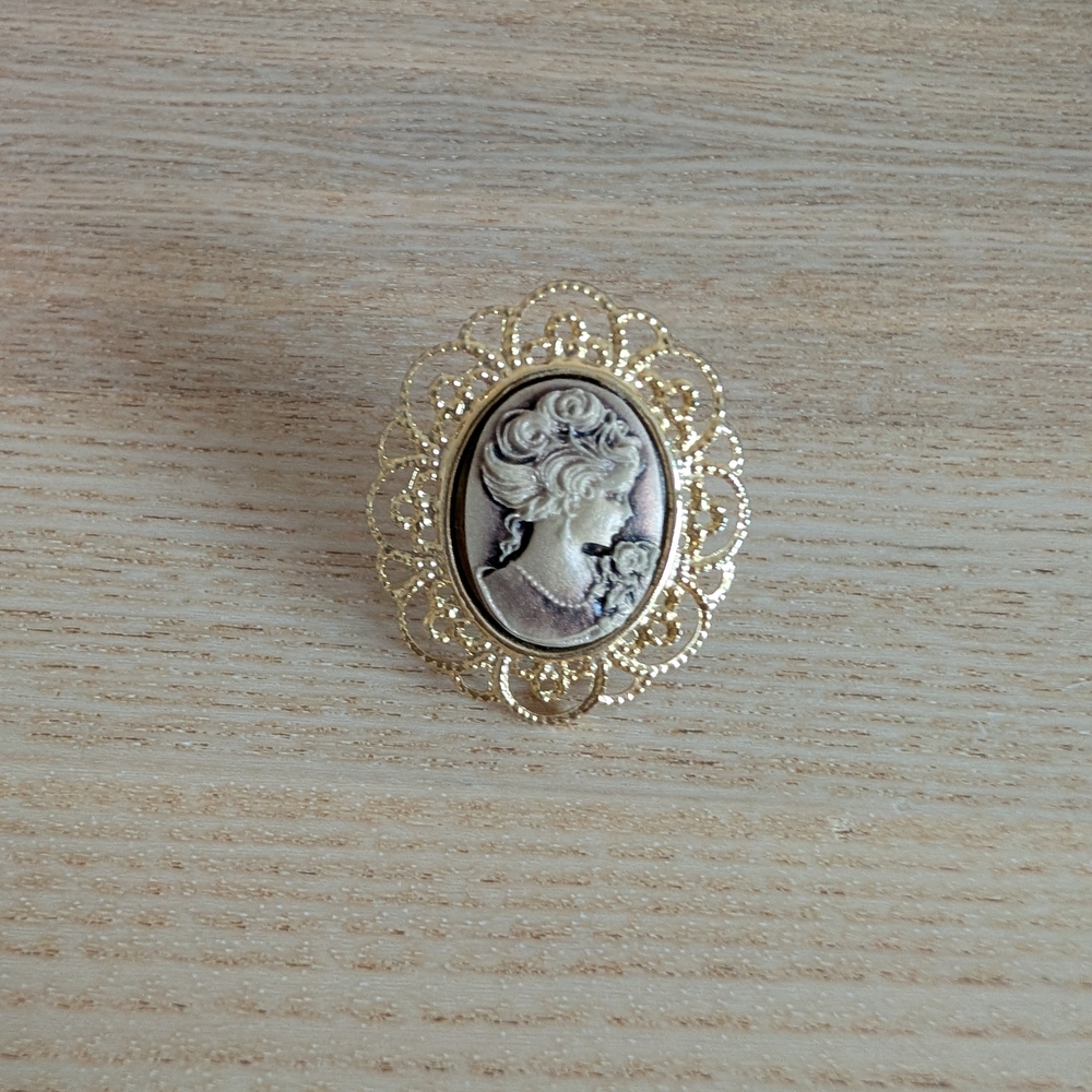 Vintage Gold Cameo Ring